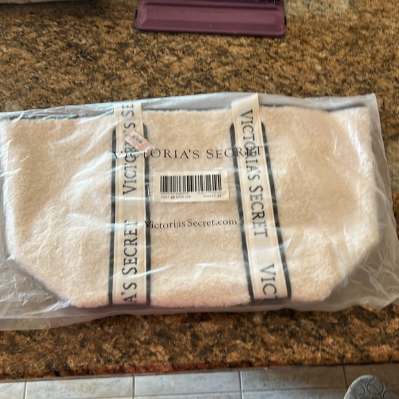 NWT Victoria Secret Sherpa Bag - Picture 9 of 9